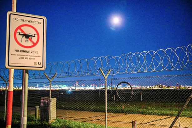 Po spozorovani dronu na letisku vo Frankfurte zadrzali jeho pilota