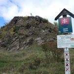 Pod jedinym hradom hornej Nitry privita turistov vstupna brana Oziju aj storocne budovy v obci