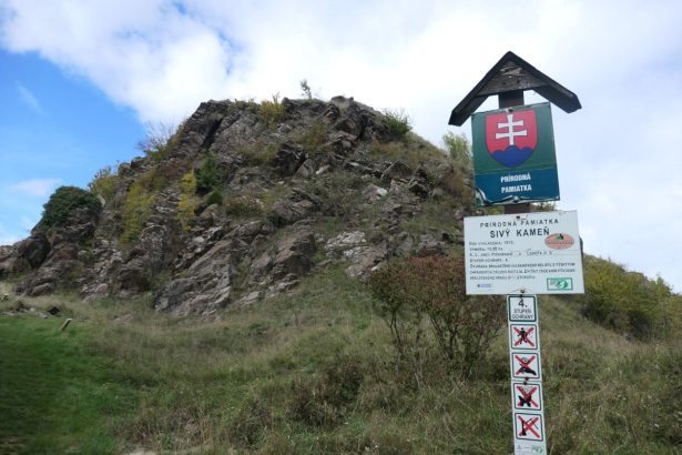 Pod jedinym hradom hornej Nitry privita turistov vstupna brana Oziju aj storocne budovy v obci