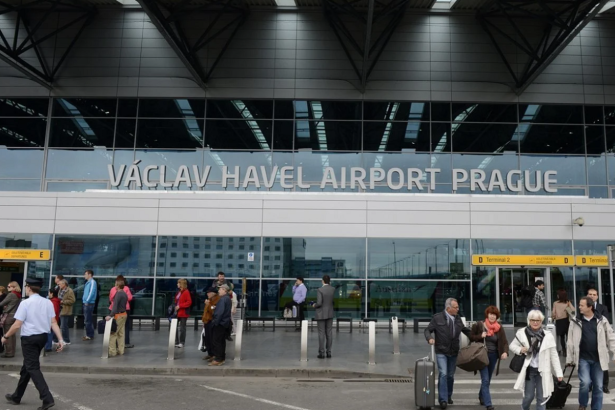 Policia zasahuje na letisku v Prahe kvoli dronovym vyhrazkam