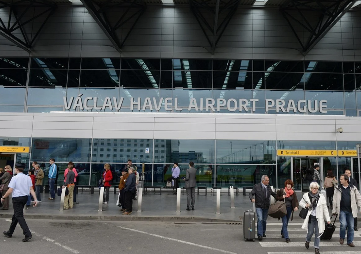 Policia zasahuje na letisku v Prahe kvoli dronovym vyhrazkam