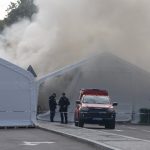 Poziar pred parlamentom v Belehrade zazneli vystrely