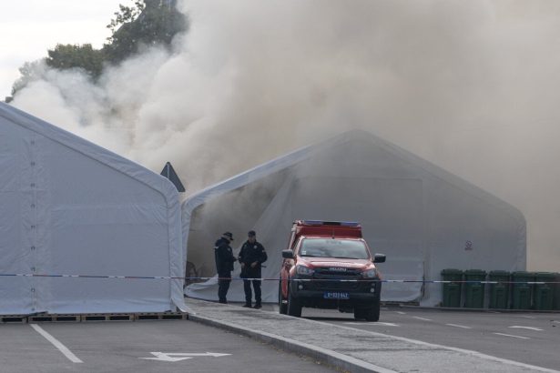 Poziar pred parlamentom v Belehrade zazneli vystrely