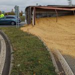 Pri Bidovciach sa prevratil kamion so sojou