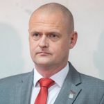 UNB upada ma dlhy a prichadza o zamestnancov