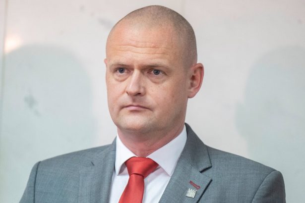 UNB upada ma dlhy a prichadza o zamestnancov