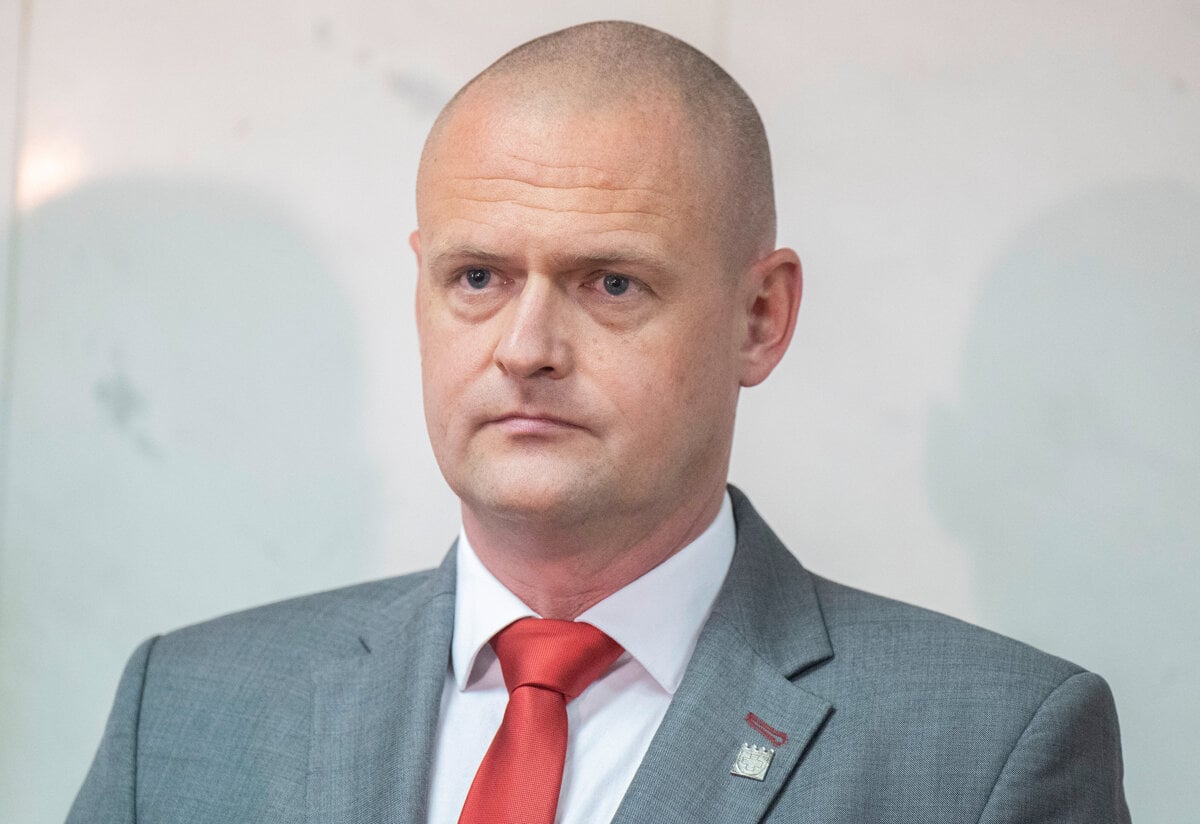 UNB upada ma dlhy a prichadza o zamestnancov