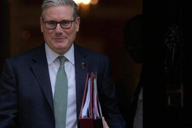 Britania Starmer sa zastal BBC musi si vsak upratat doma