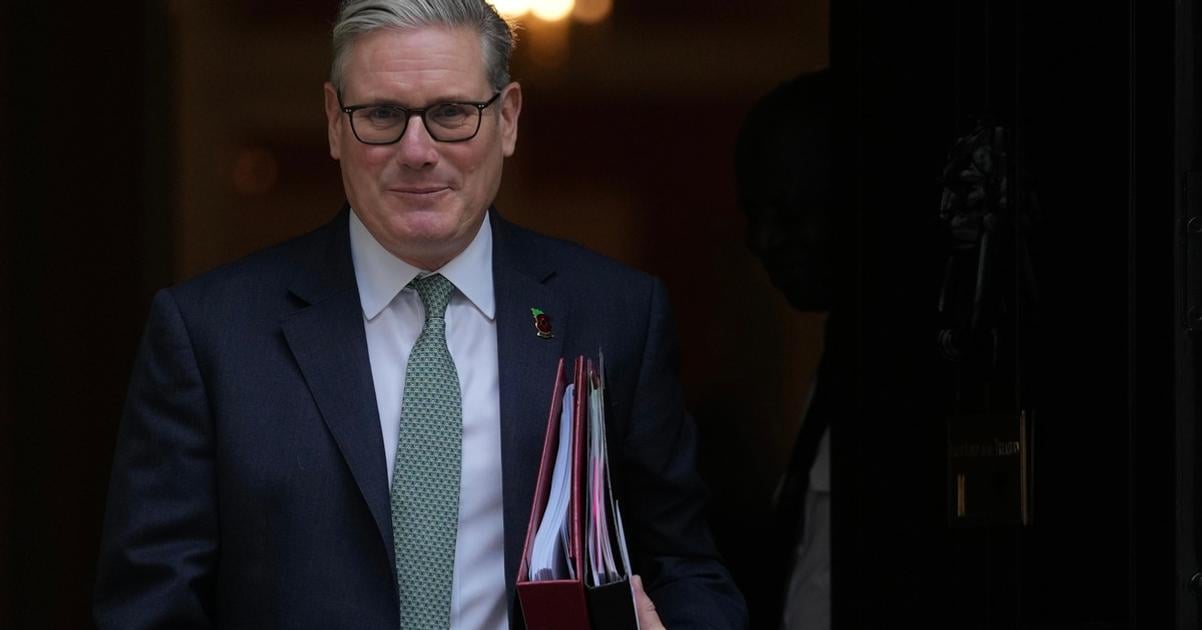 Britania Starmer sa zastal BBC musi si vsak upratat doma