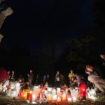 Hroby zdobia vence kvety a sviecky