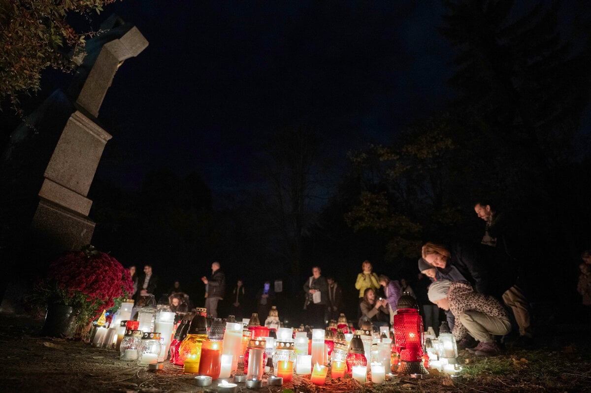 Hroby zdobia vence kvety a sviecky