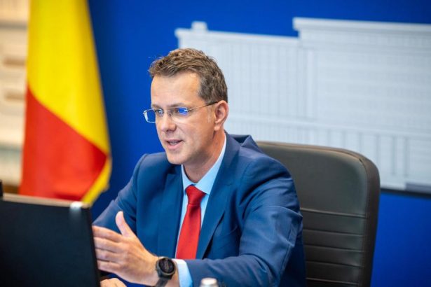 KRATKO Rumunsky minister obrany odstupil pre kauzu vzdelania