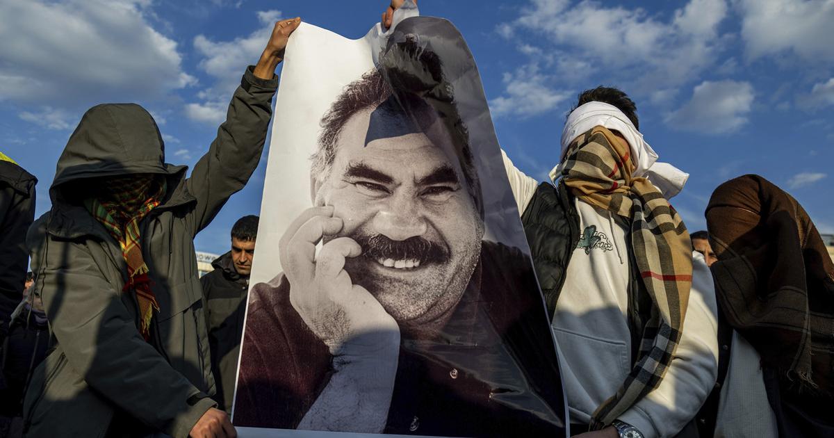 Kurdersky vodca Ocalan rokoval s poslancami o integracii kurdskych bojovnikov