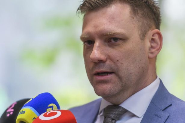 Minister Taraba podla progresivcov pomaha oligarchom zvolavaju preto mimoriadny vybor a obrativ sa na GP