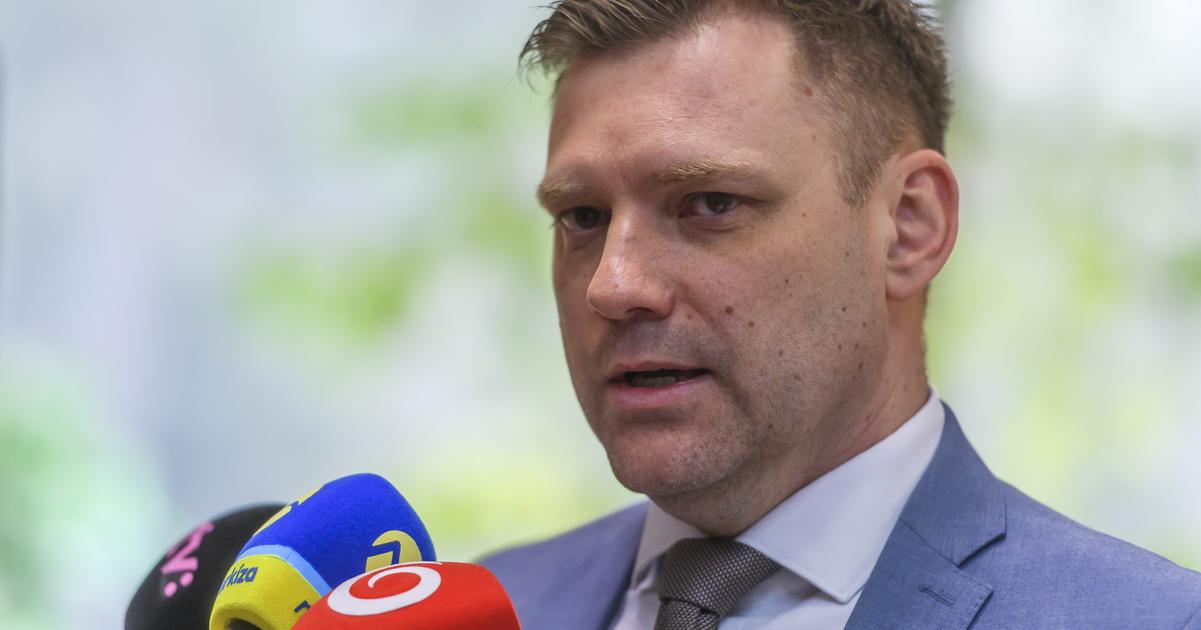 Minister Taraba podla progresivcov pomaha oligarchom zvolavaju preto mimoriadny vybor a obrativ sa na GP