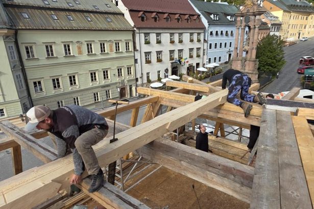 Obnova barokoveho krovu vstupuje do zaverecnej fazy
