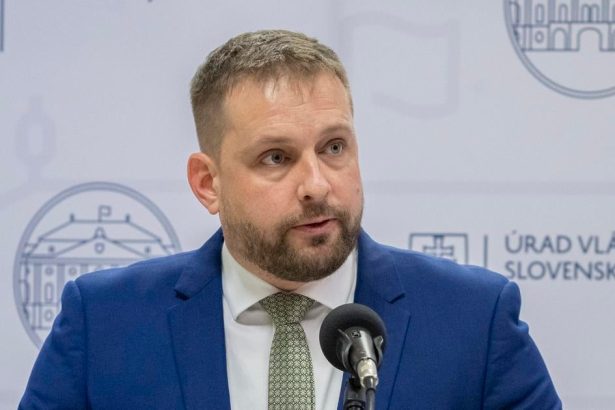 Opozicia Ak skoncil P Kmec musi skoncit aj minister K Sasko