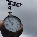 Partizancina na secesnych hodinach Pri oprave pribudli erb a napisy mesto vidi zahadu