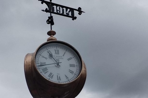 Partizancina na secesnych hodinach Pri oprave pribudli erb a napisy mesto vidi zahadu