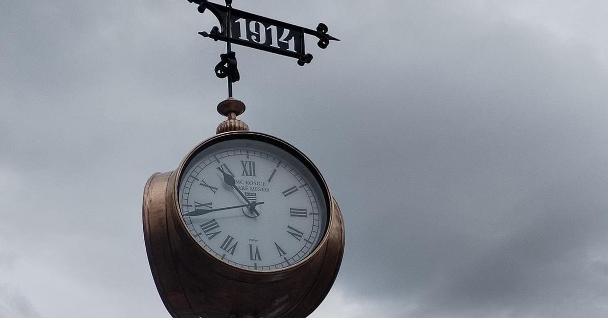 Partizancina na secesnych hodinach Pri oprave pribudli erb a napisy mesto vidi zahadu