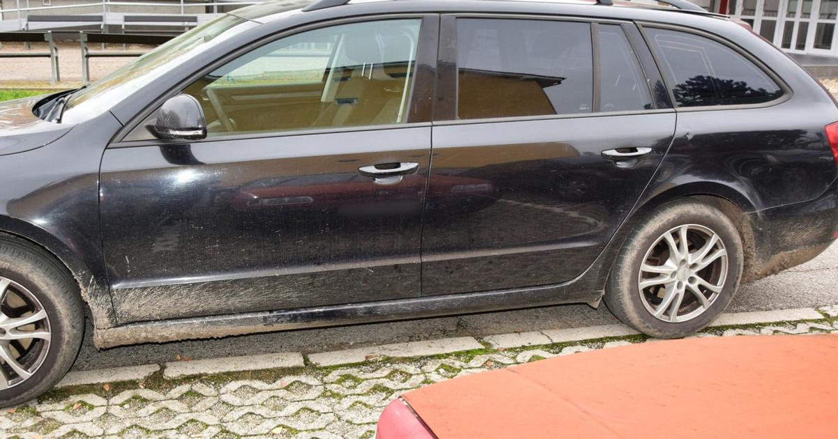 Podozrivy vodic narazil do policajtovho auta