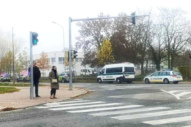 Policajti obsadili skolu v Novych Zamkoch