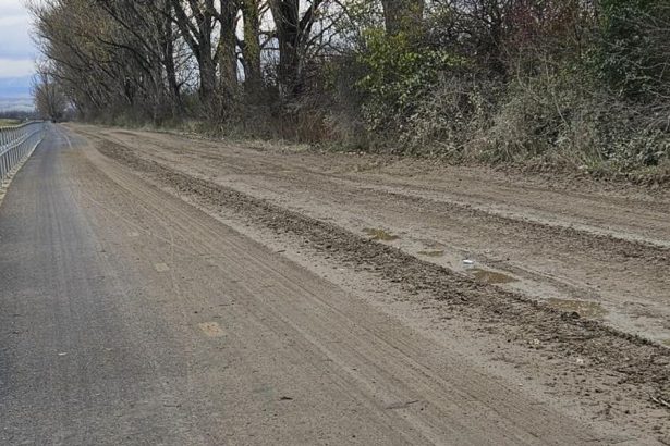 Polnohospodarske vozidla znecistuju cyklotrasu blatom