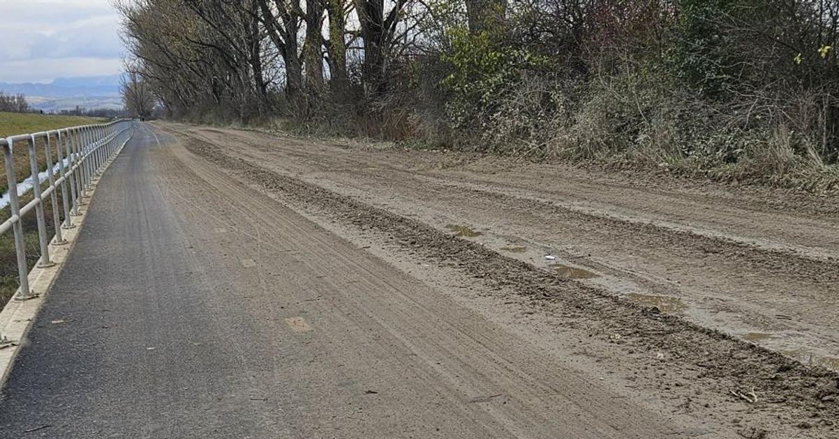 Polnohospodarske vozidla znecistuju cyklotrasu blatom