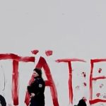 Propalestinski aktivisti namalovali na urad nemeckeho kancelara slovo pachatel