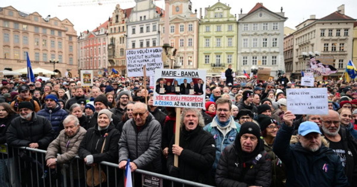 Tisice ludi v Prahe protestuju proti vlade ANO SPD a Motoristov