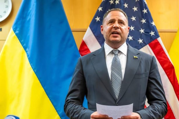 Ukrajina Clovek Zelenskeho rezignoval po prehliadke domu