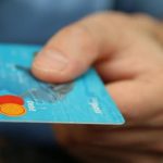 Vo vlaku nasli penazenku s kartou nakupovali a skoncili na sude