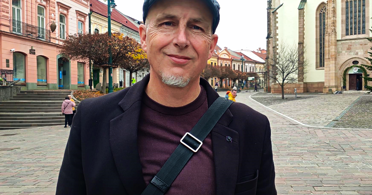 Vystupil na proteste ucil o politike podal vypoved