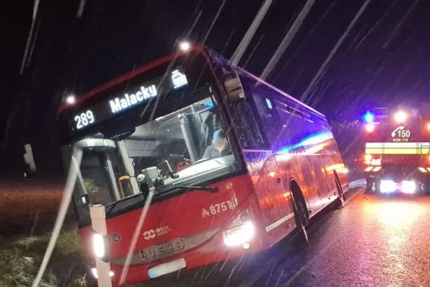 Z havarovaneho autobusu sa nikto nedostal von