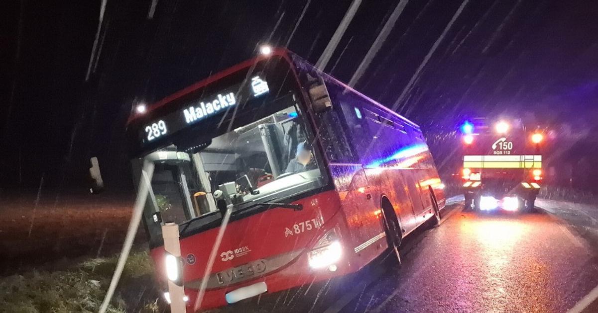 Z havarovaneho autobusu sa nikto nedostal von