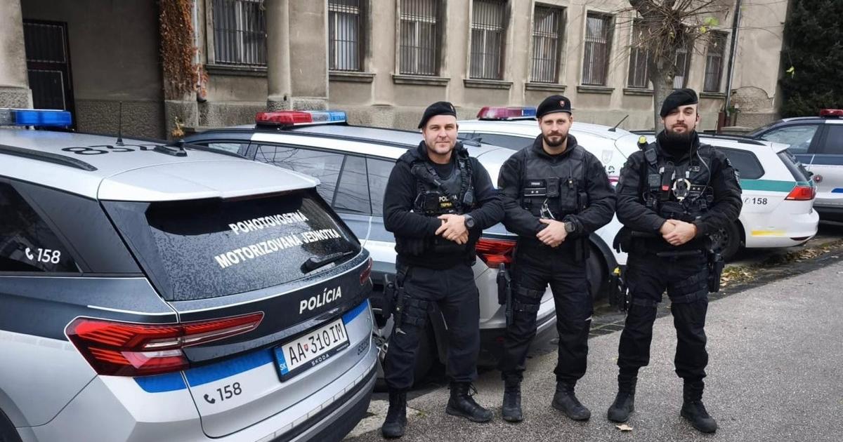 Zrazen zena stratila krv krvacanie zastavili traja policajti