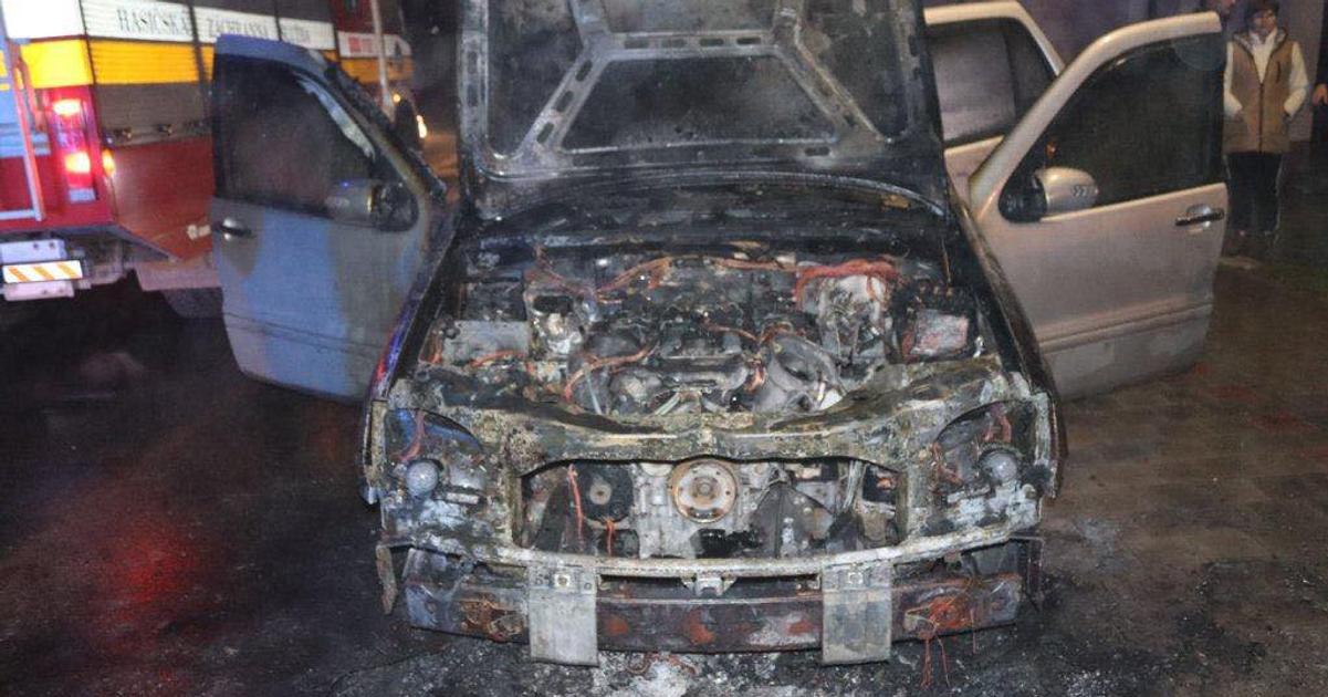 Auto pred rodinnym domom umyselne podpalili
