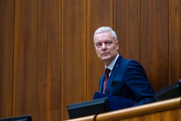 Do druhej polovice vladnutia ide Fico s odvolanym Ferencakom a povzbudenym Huliakom