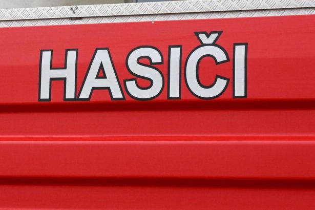 HaZZ Auto narazilo do oplotenia zastavky na Karloveskej ulici v Bratislave