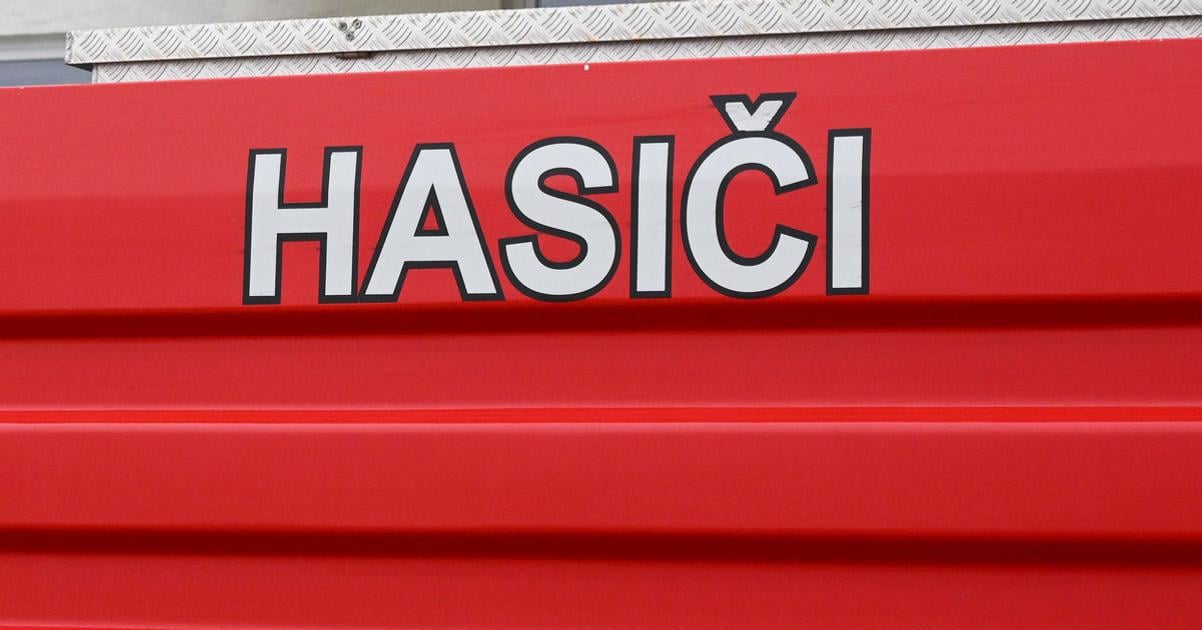 HaZZ Auto narazilo do oplotenia zastavky na Karloveskej ulici v Bratislave