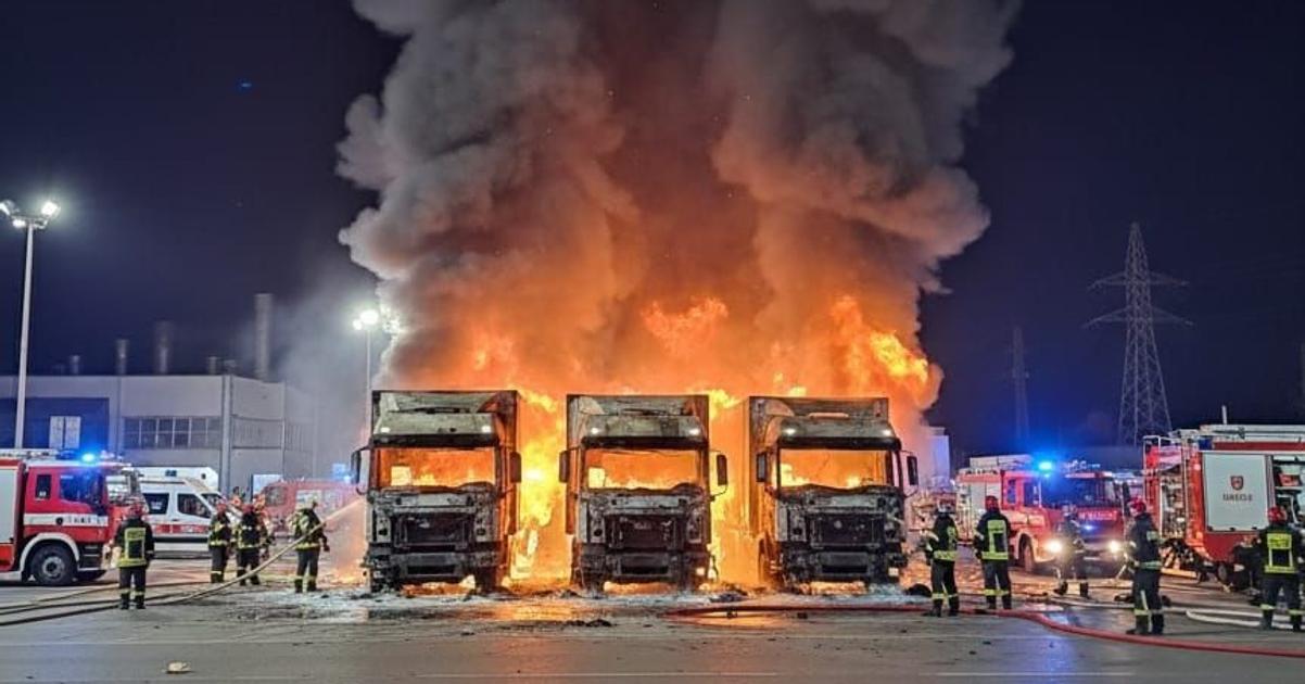 Hasici zasahuju pri poziari troch vozidiel v Michalovciach