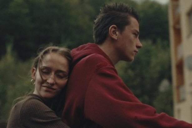 Hlavnu cenu Kamera 2025 ziskal T Kotas za film Hore je nebo v doline som ja