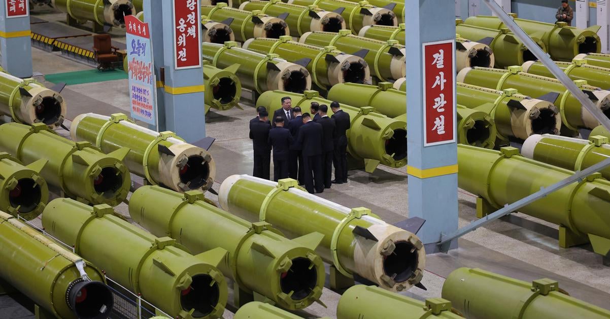 Kim Cong un si v tovarni pozrel nove salvove raketomety