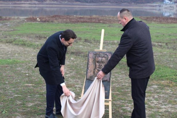 Knaza zo zatopenej obce vaznili pripisovali mu psychicku chorobu Spajali s nim zazrak