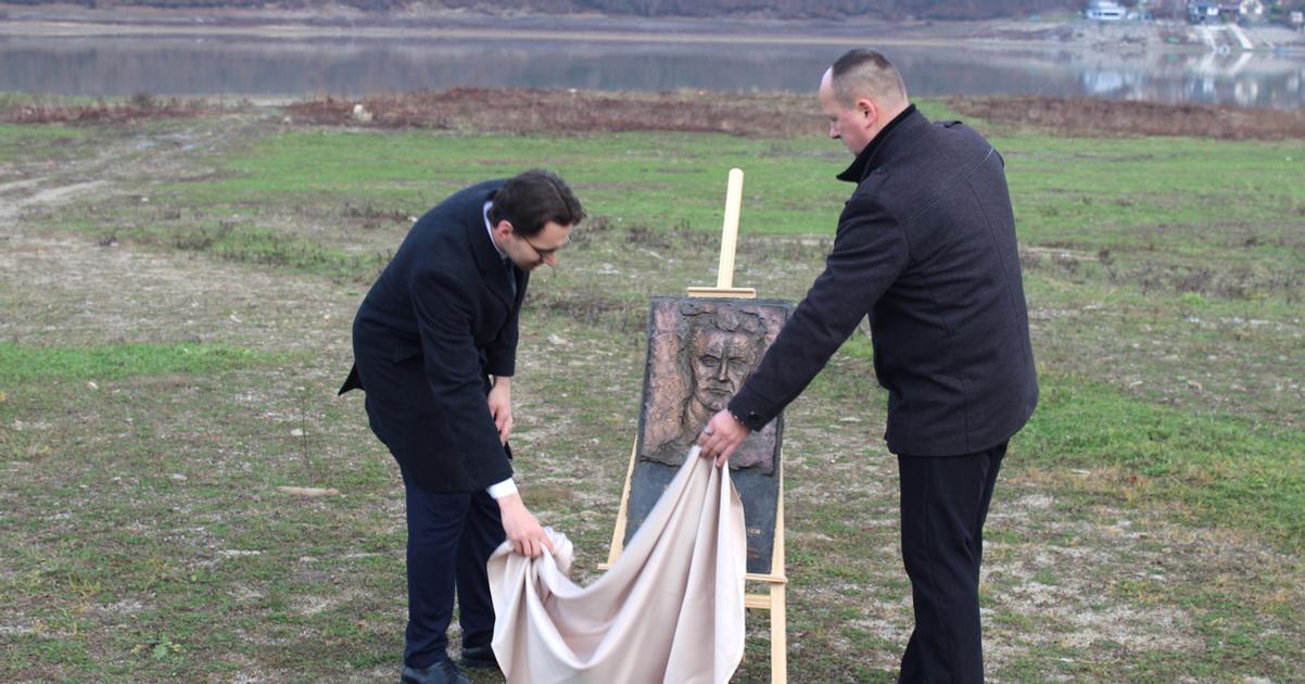 Knaza zo zatopenej obce vaznili pripisovali mu psychicku chorobu Spajali s nim zazrak