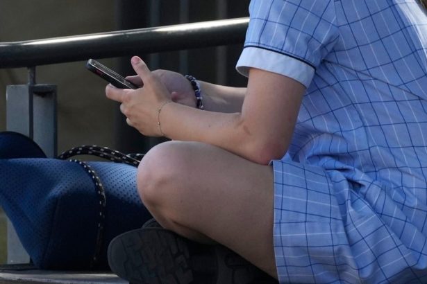 Meta uz vyhadzuje mladez z Facebooku a Instagramu