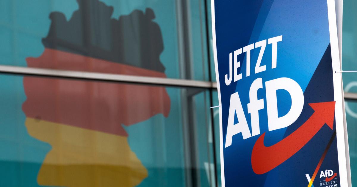 NEMECKO Poslanec za AfD celi obvineniu za pozdrav