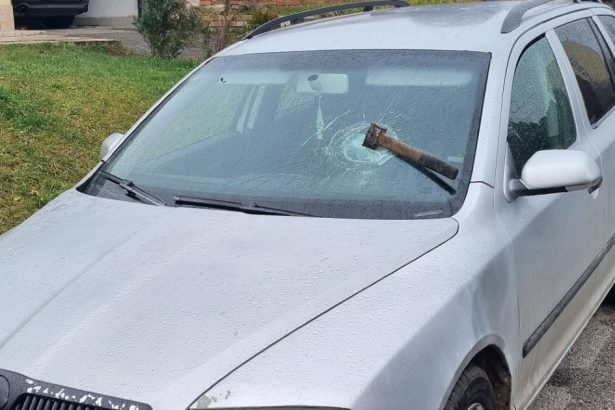 Niekto zatal sekeru do celneho skla auta