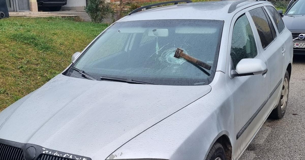 Niekto zatal sekeru do celneho skla auta