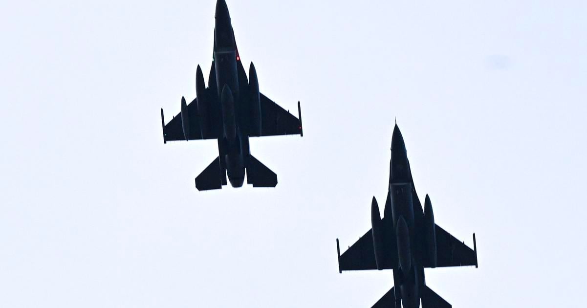 OBRANA Dnes mali pristat tri stihacky F 16